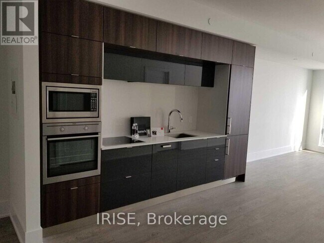 Building Photo - 1 Edgewater Dr