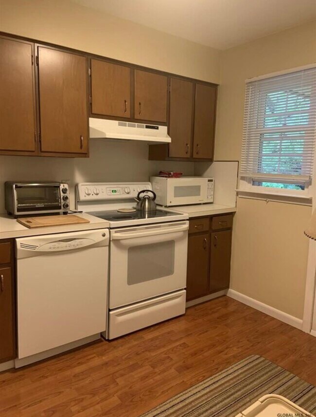 Kitchen - 10 Kensington Ct