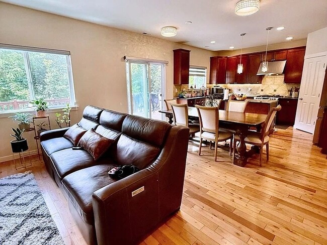 Foto del edificio - Available Now – 4 bed 2.5 bath Sq Ft Woodr...