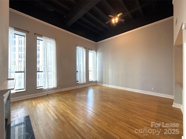 Foto del edificio - 127 N Tryon St