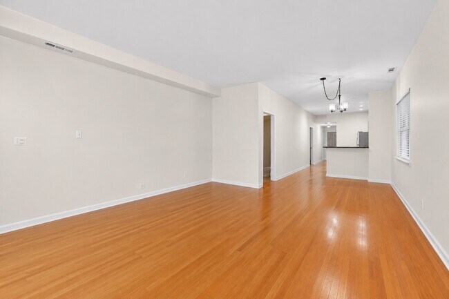 Building Photo - 3115 N Oakley Ave