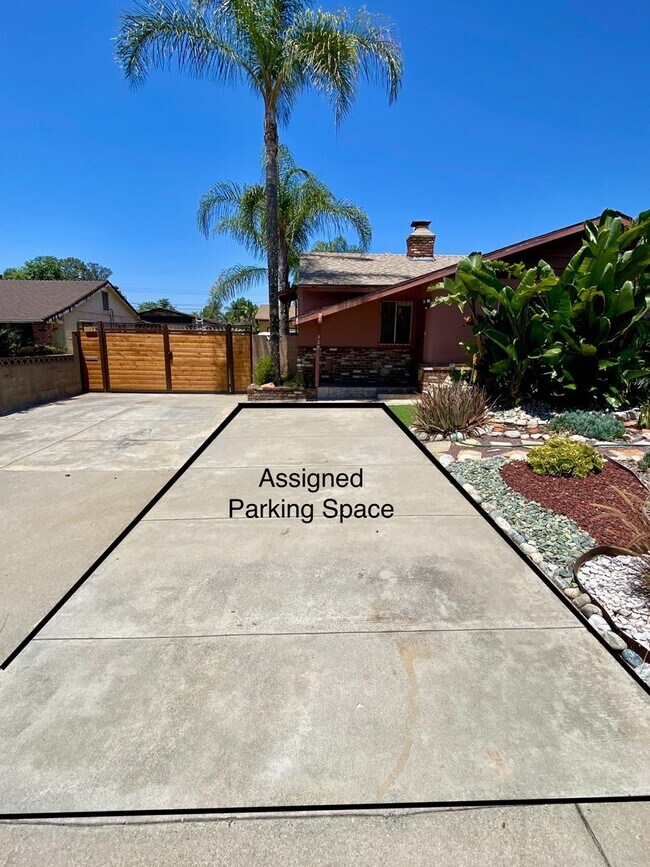 Building Photo - Spacious 3 bed, 1.5 bath Front House in Az...