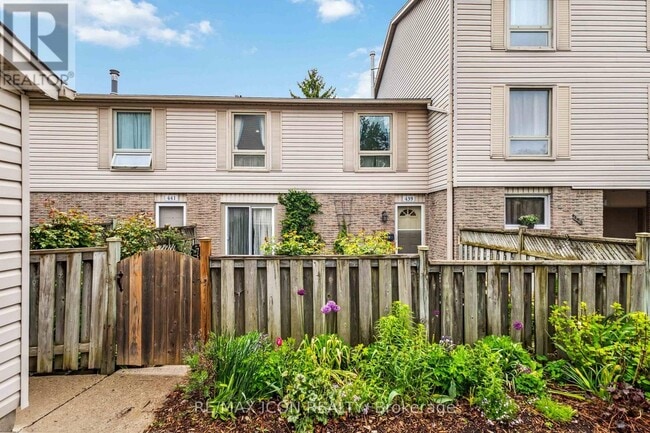 Building Photo - 439 Everglade Crescent