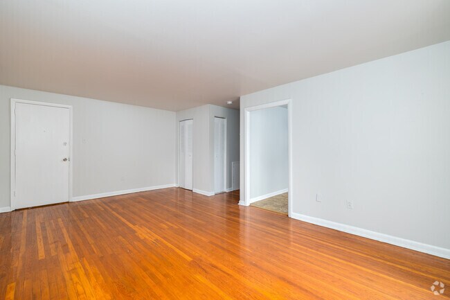 1 habitación, 1 baño - 750 pies cuadrados - Sala de estar - Drexel Apartments