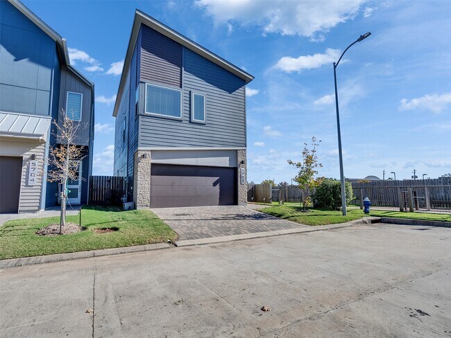 Foto del edificio - 5702 Rucio Ln