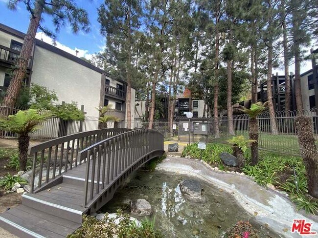 Foto del edificio - 8650 Gulana Ave