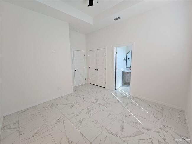 Foto del edificio - 8 N Revolution St