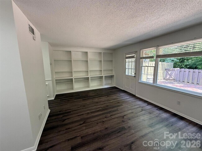 Building Photo - 4605 Hedgemore Dr