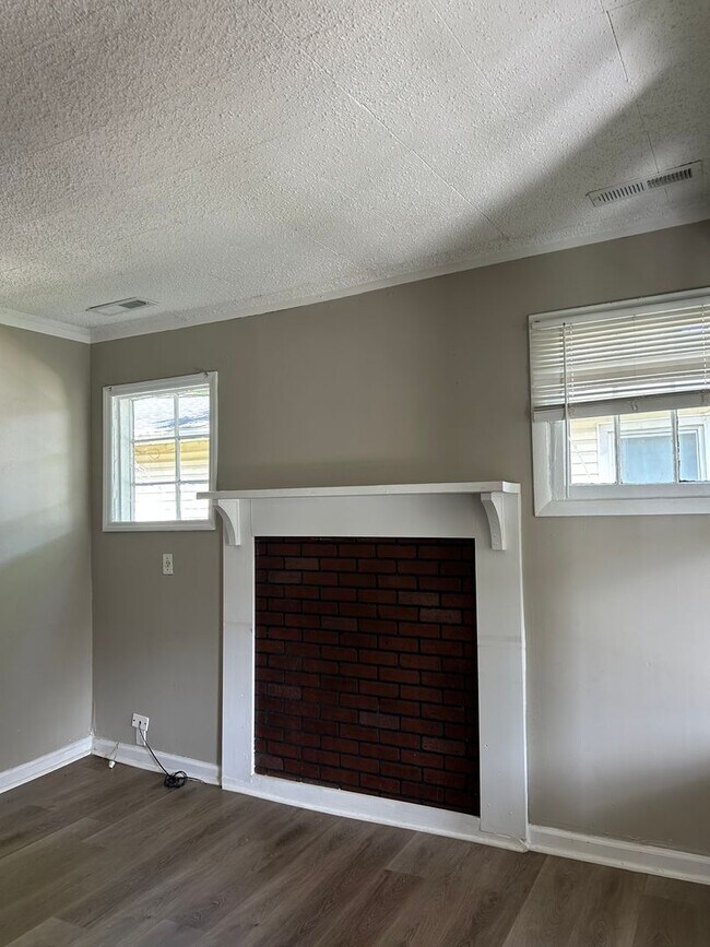 Foto del edificio - Spacious Four Bedroom Home
