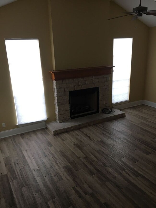 Foto del edificio - Beautiful, Custom-Built Home in Established & Coveted MOWAT HIGHLANDS!