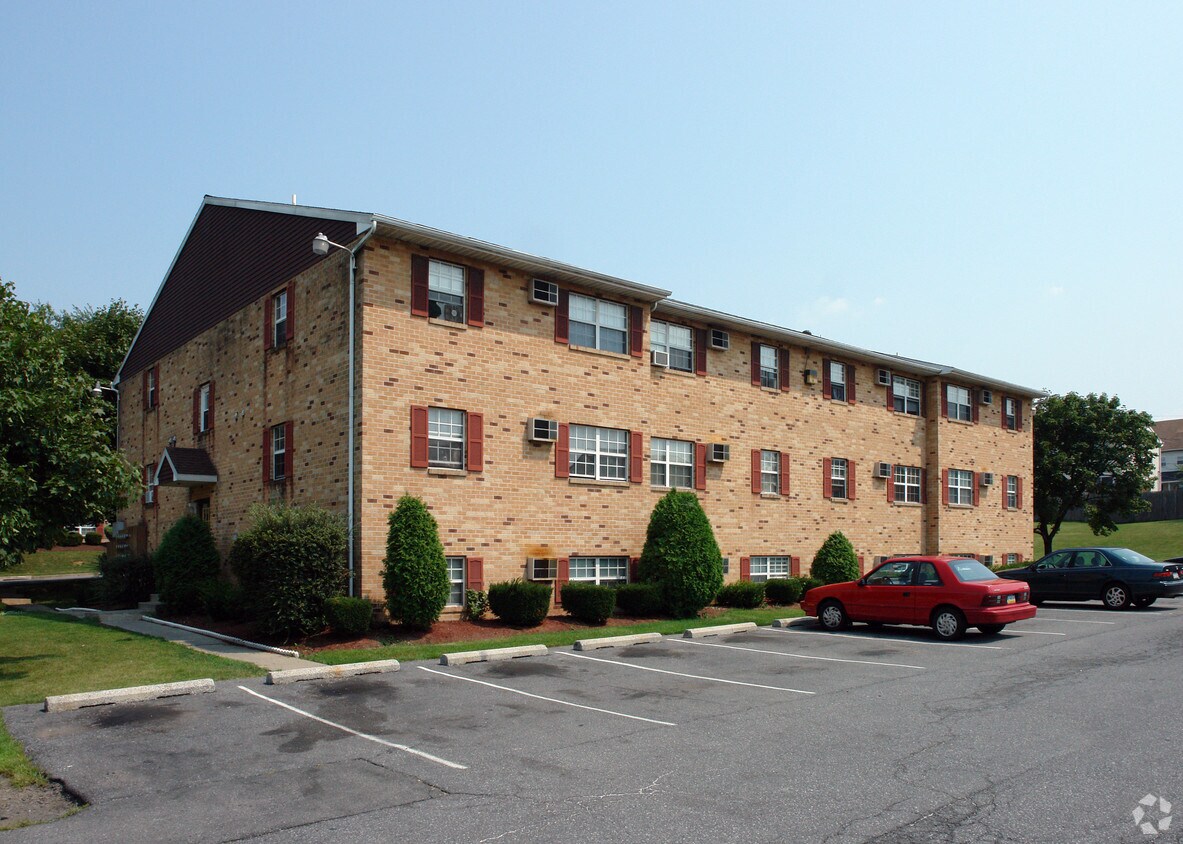 Primary Photo - Armour Court Apartments