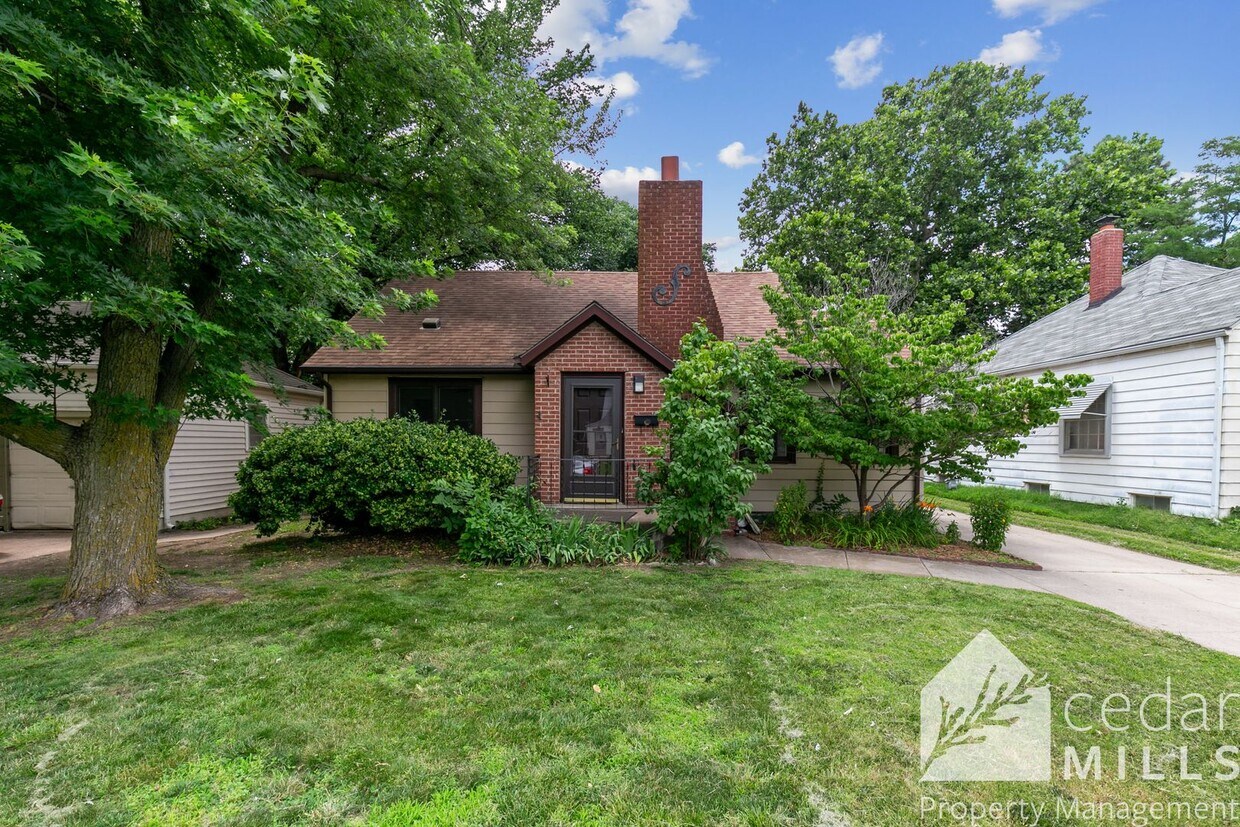 Primary Photo - Updated 2 Bedroom Home with Additional Ups...