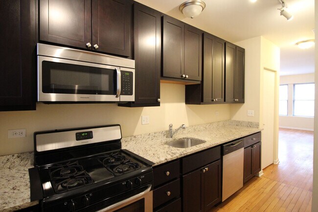 Foto del edificio - 3007 W Lawrence Ave