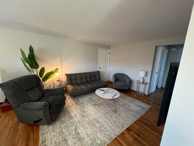 Building Photo - 2201 Catalpa Rd