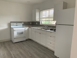 Building Photo - 1664 Drew St