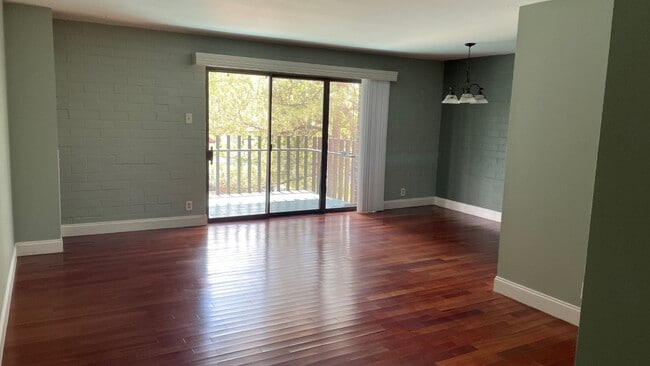 Lots of natural light - 460 S Marion Pky