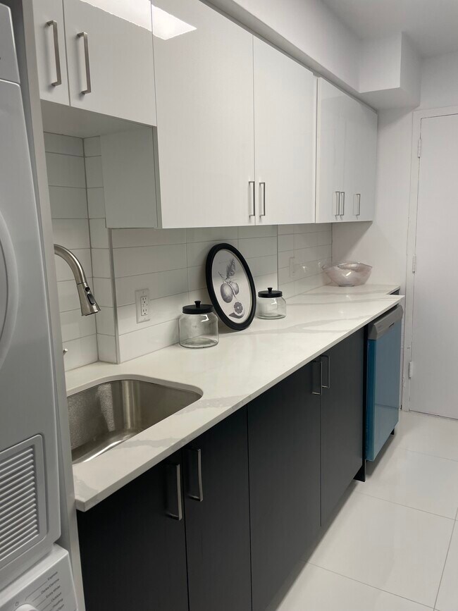 Building Photo - 6800 De La Côte-Saint-Luc