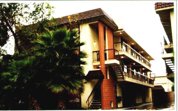 Primary Photo - 609 E Palmer Ave