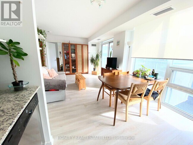 Photo du bâtiment - 120 Varna Dr