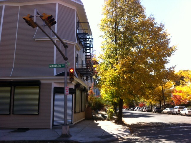 Building Photo - 834 S 14th St