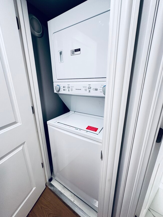 Newly Remodeled 901 Agatite 2 Bd 2 bth - 900 W Montrose Ave