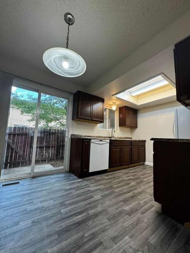 Foto del edificio - 3014 Starlight Cir