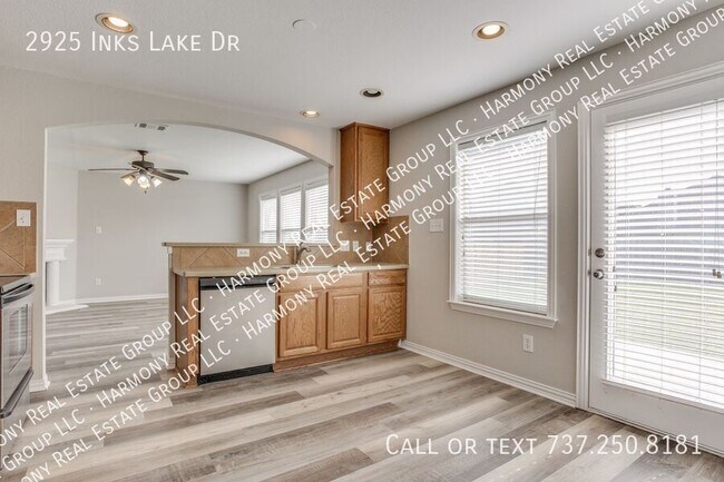 Foto del edificio - 2925 Inks Lake Dr