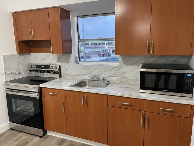 Building Photo - 633 NW 23rd Pl