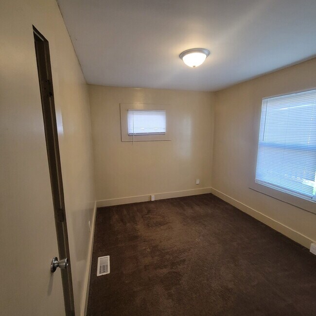 Foto del edificio - NEAR CHRISTIAN PARK 3BR/1BA HOUSE!