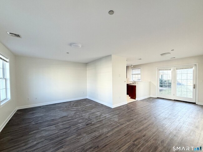 Foto del edificio - 17-17 Rockfield Dr