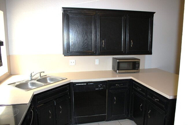 Foto del edificio - Spacious 2/2/1 Townhouse in Frenship ISD