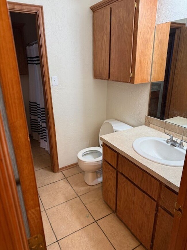 Building Photo - 1909 E Ave