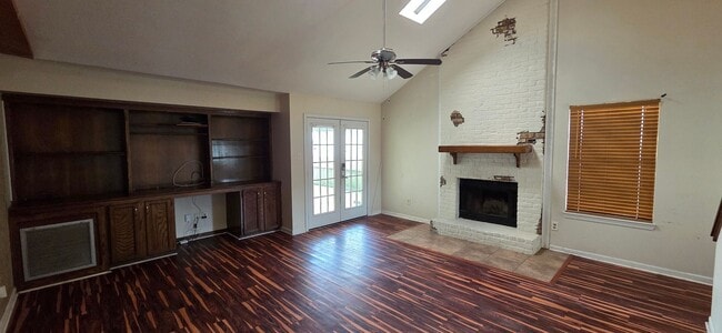 Foto del edificio - Home with 2 car garage