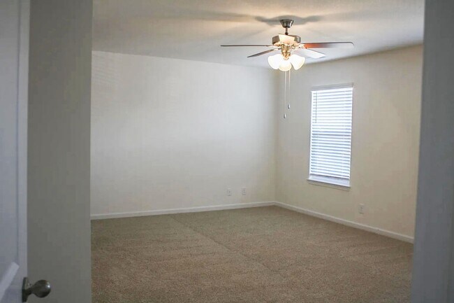 Foto del edificio - Spacious 4-Bedroom Home with Office and Patio in Oak Ridge