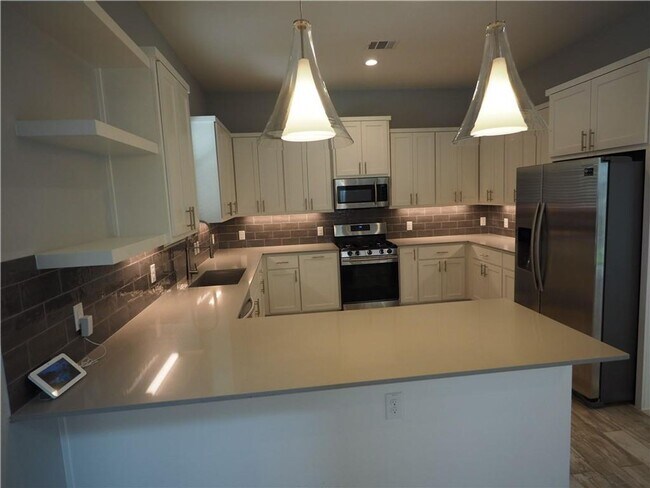 Building Photo - Modern 2 bed/2.5 bath Central Austin Home