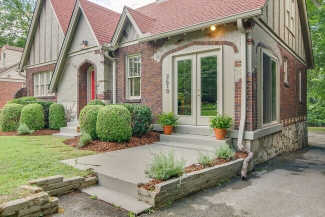 Foto del edificio - 2610 Woodlawn Dr