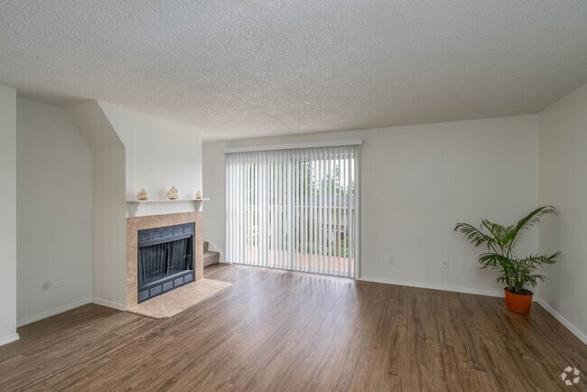 3 habitaciones, 1,5 baños - 1060 pies cuadrados - Sala de estar - Scarborough Townhomes