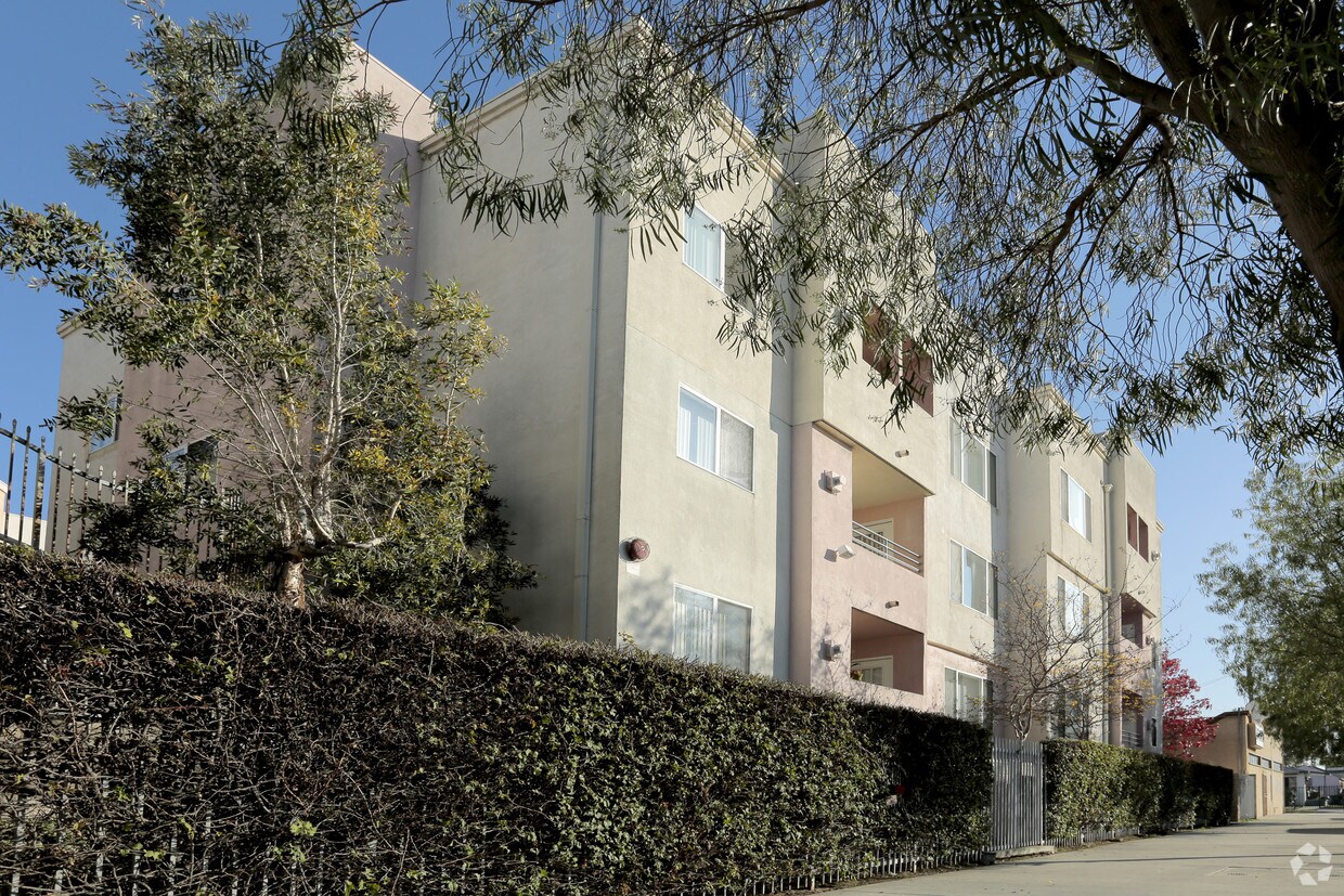 Building Photo - Figueroa Oaks