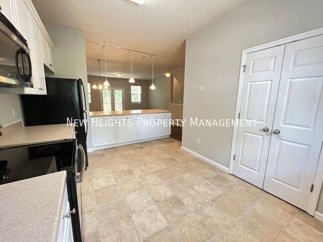 Building Photo - Spacious 3 Bedroom North Charleston!