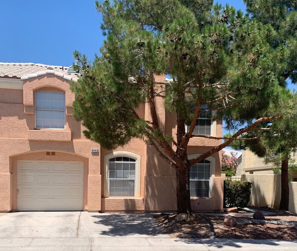 Primary Photo - Beautiful 3 Bedroom Townhome in a Gated Co...