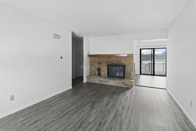 Foto del edificio - 1305 Christopher Cir