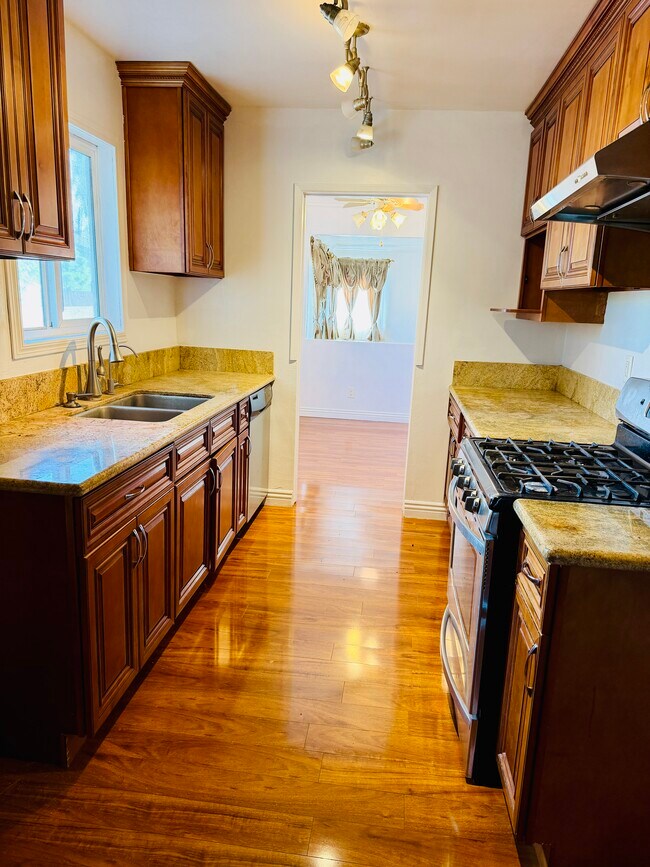 Foto del edificio - 6815 Sowell Ave