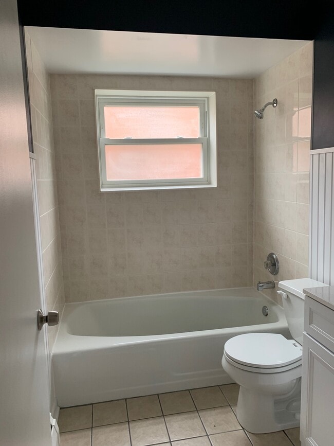 full bath - 1641 Linden St