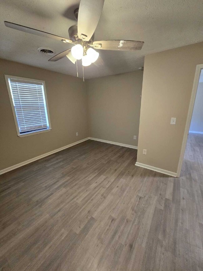 Foto del edificio - Charming 2-Bedroom Duplex in Hampton, GA with Spacious Layout and Modern Amenities!