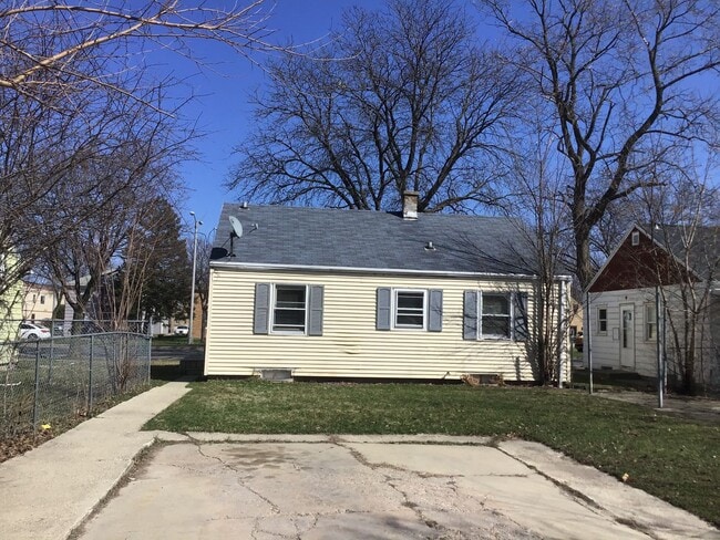 Building Photo - Comfortable 2 bedroom single family Home