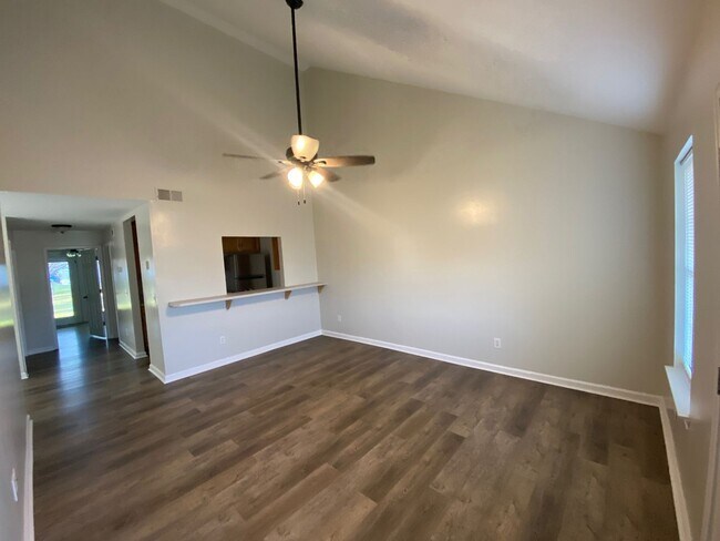 Building Photo - 2 bed 2 bath duplex