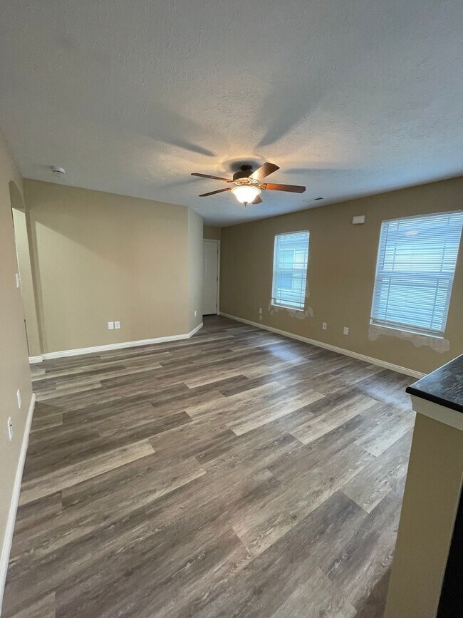 Foto del edificio - Single family home, with fenced in backyard!