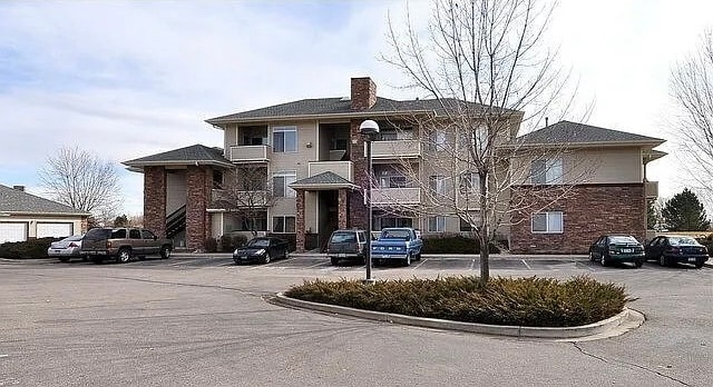 3rd floor middle unit - 4545 Wheaton Dr