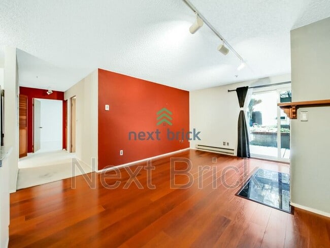 Building Photo - 511 E Roy St