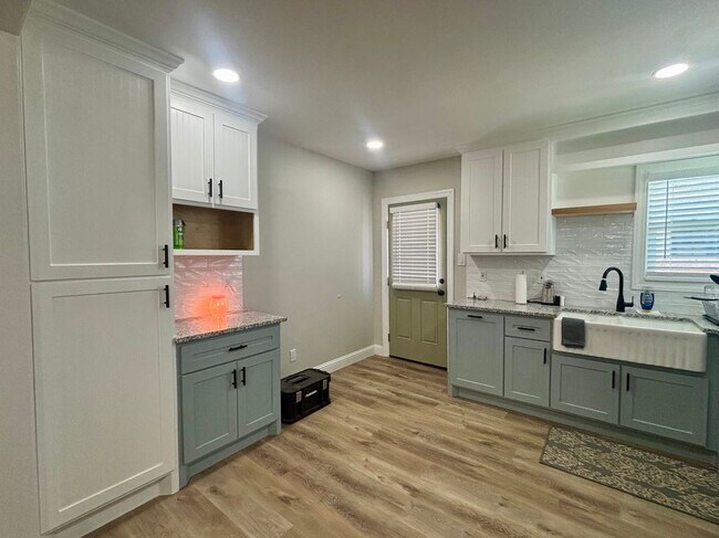 Foto del edificio - 7402 Japonica St